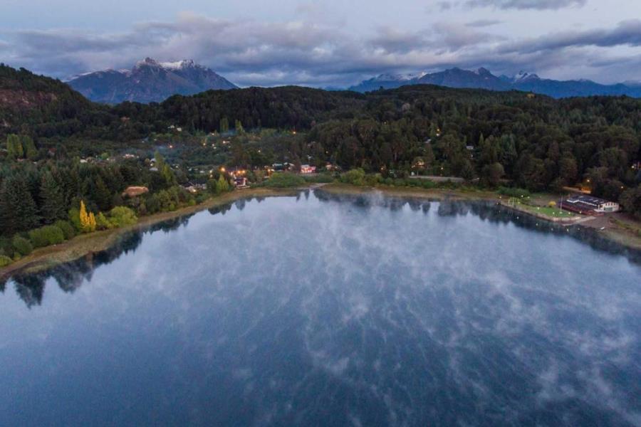 ACCOMMODATION BARILOCHE POSADA LOS JUNCOS One of Patagonian s best kept secrets, magnificently situated on the shore of the mighty Lake Nahuel Huapi, this superior authentic and cosy Lake House