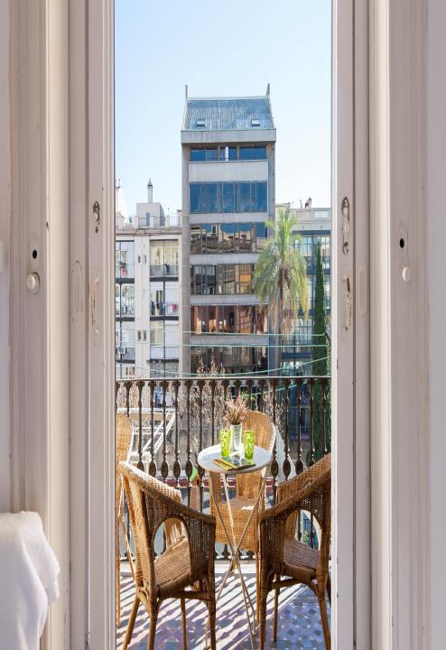 CATALUÑA Walking Distance Single and Twin room all year round Summer time exclusive for 18+ Share bathroom Share kitchen Patio available Breakfast included Residence