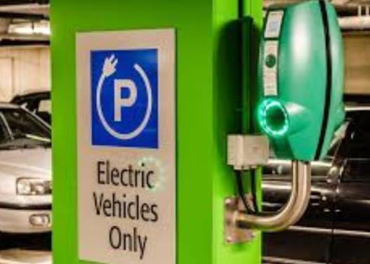 Po naših cestah vozi 457 električnih vozil. Čez 12 let ne bo več mogoče kupiti avtomobila, ki bo samo na bencinski ali dizelski pogon. Članek o električnih vozilih lahko prebereš na: http://www.24ur.