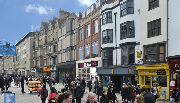 43 CORNMARKET STREET Oxford 8 SITUATION The subject property is prominently located on the prime pedestrianised Cornmarket Street, within close proximity to the entrance of the Clarendon Centre.