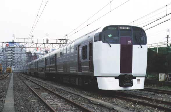 For longer commuting, the coaches were also 20-m long, but with three side-doors and a combined seat arrangement a mix of booths and benches in one coach.