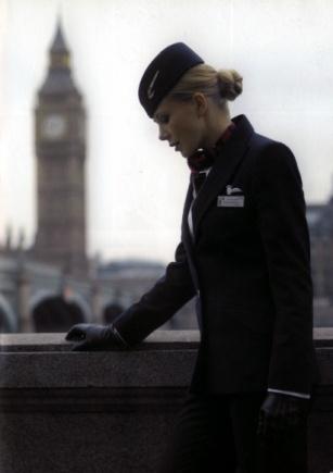 Slika 30: Sedanja uniforma stevardes v British Airways (vir: BA Uniform Wearer Standards) 4.3.2.1 ŽENSKA UNIFORMA DRUŽBE BRITISH AIRWAYS Suknjič je obvezni del uniforme.