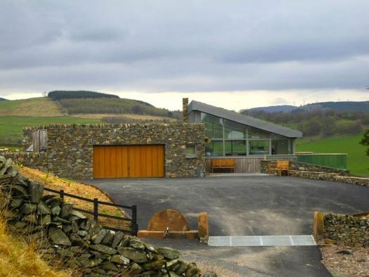 Na severozapadu Škotske nedavno je završena gradnja farmerske kuće koja se lepo uklapa u okruženje, i savršena je kombinacija prirodnih materijala i održivog dizajna.