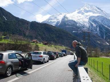 Alpine Tourism in the 1990: Tourism destinations saw decreasing number of tourism arrivals but a growing number of cars.