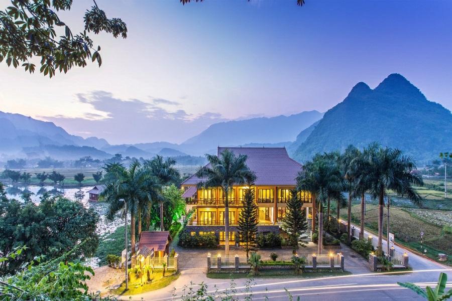 KON TUM INDOCHINE HOTEL Located in the heart of Kon Tum, the Indochine Hotel sits beside the banks of the Dakbla River, overlooking the surrounding mountains and rice fields.