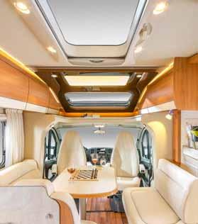 03 Bright living space in the T 678 CL with optional large skylight and panoramic roof in the cab with acrylic