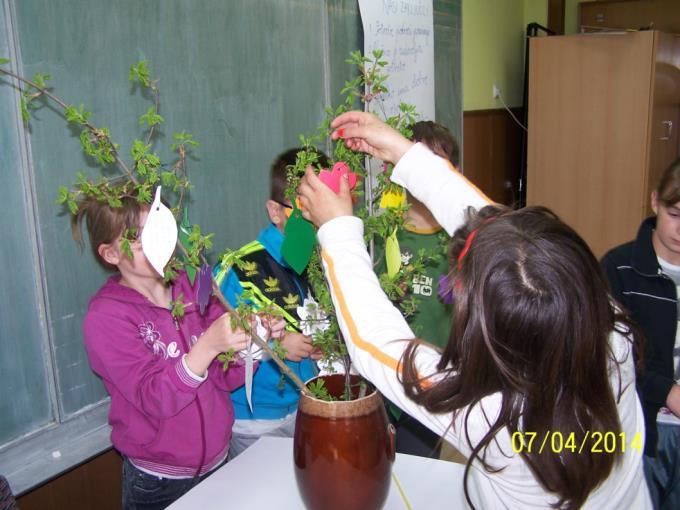 Slika 9: Učenici postavljaju listove i cvjetove na razredno drvo zahvalnosti. Učenicima sam predstavila sljedeću aktivnost pisanje razglednice zahvalnosti osobi kojoj su zahvalni (http://youtu.