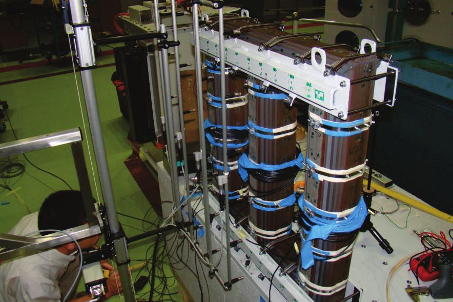 11. KONFERENCA SLOVENSKIH ELEKTROENERGETIKOV Laško 2013 - zmanjšanje gostote magnetnega pretoka v magnetnem jedru, kar posledično poveča velikost transformatorja in uporaba magnetne pločevine z
