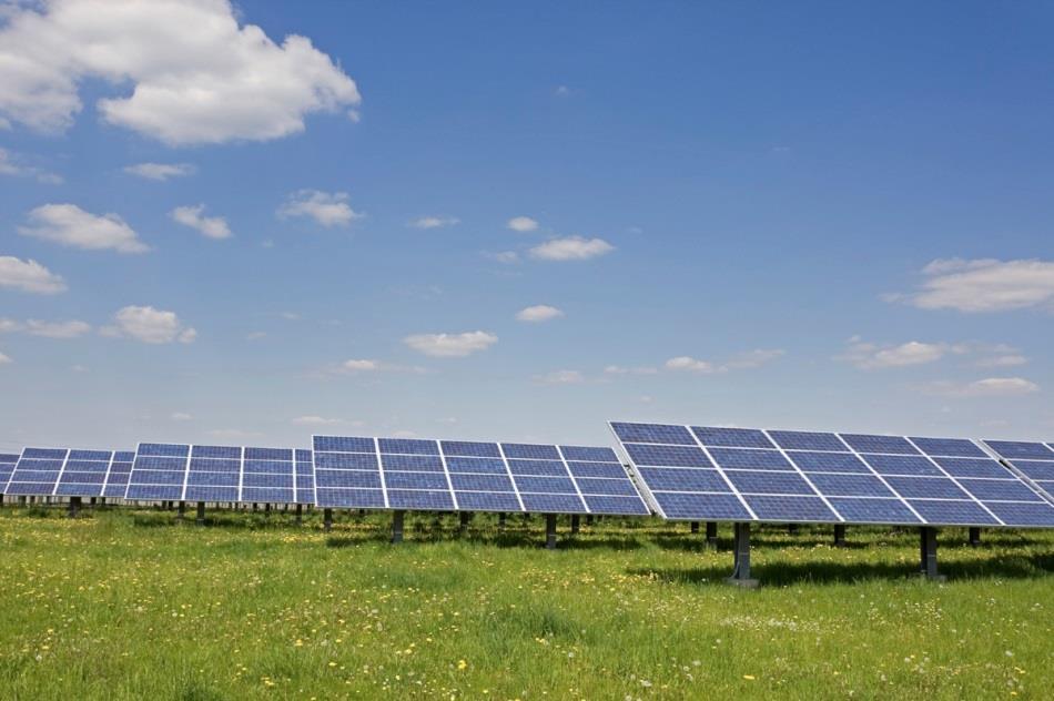 Sončne elektrarne Sončna elektrarna je sistem različnih elementov, s katerimi pretvarjamo sončno sevanje v električno