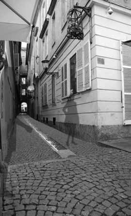 anonimne povezovalne uličice osrednjega trga starega mesta z nabrežjem Ljubljanice.