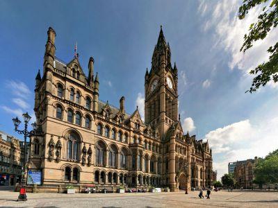 Manchester Town Hall was built in 1877, at the height of Manchester s industrial expansion.