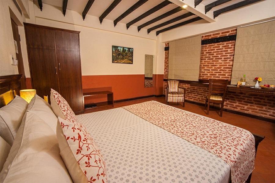 Each room is equipped with a satellite TV, minibar, broadband internet access, electronic safe, hair dryer, tea/coffee making facilities and air conditioning.