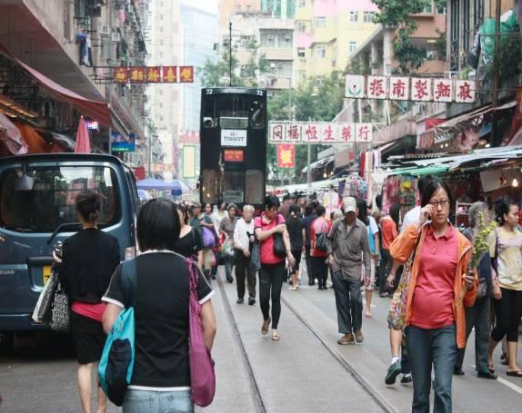 From 7 to 9am and from 5 to 7pm, Chun Yeung Street Market is highly busy and full of people. The most interesting thing is that Frequent Evacuations are required in the busy Chun Yeung Street. What?