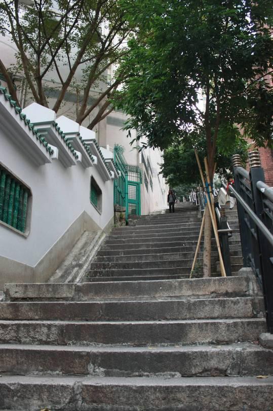 2. International Domino Event in Ladder Street Geographically speaking, the Area of Lascar Row is noted for its hilly and steep characteristic. Stairways are common in the alleys here.