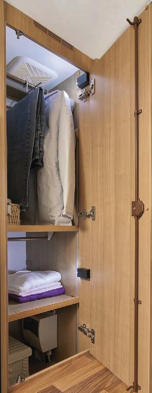 01 02 01 Room-high wardrobes in the rear of the Exsis-i 504, with second