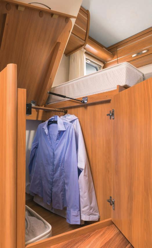 02 Freely accessible wardrobe at the foot-end of all longitudinal single beds,