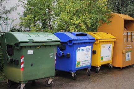 Unazad nekoliko godina zajedno s komunalnim redarima grada Crikvenice otvaraju se ilegalno odložene vreće kućnog otpada.