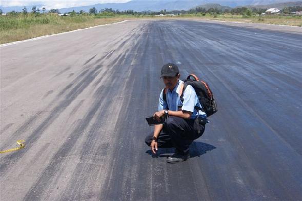 1.11 Flight recorders Figure 2: Surface condition on runway 33 The aircraft was not equipped with a Flight Data Recorder or Cockpit Voice Recorder.
