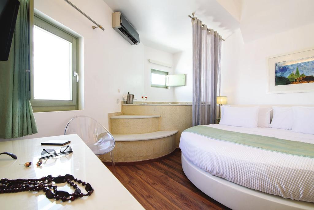 Honeymoon Suite Jacuzzi The luxurious Honeymoon Suite features an indoor jacuzzi with a complete set of amenities and facilities, ensuring