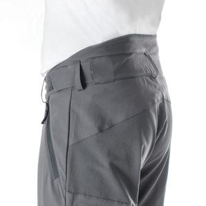 The knee areas are anatomically shaped, guaranteeing optimal fit of the trousers.
