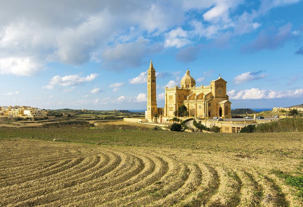 HOLIDAY HIGHLIGHTS Contrasting walks; from historic sites and panoramic coastal views in Malta, to the