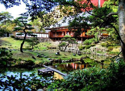 In addition to visiting Kokura Castle, we will stroll through the remarkable garden located next to the main castle.