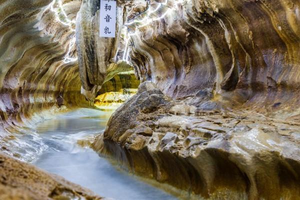 We will explore the Hiraodai Senbutsu cave accompanied by local guides.