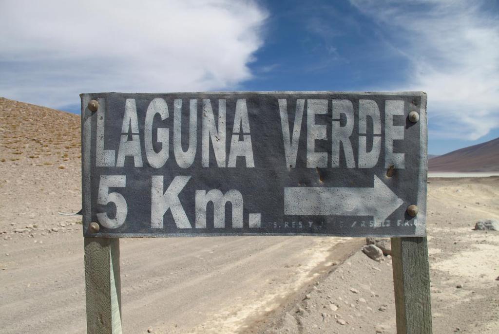 A little signpost at a junction points westwards to the lake. Turnoff to the right and follow the washboard path between Lagunas Verde and Blanca.