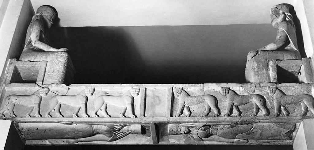 Nadvratnik iznad ulaza u hram A, Prinias, Greece ca. 625 BCE. Limestone, approx.