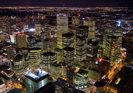 DOWNTOWN TORONTO Financial, shopping and entertainment districts are all