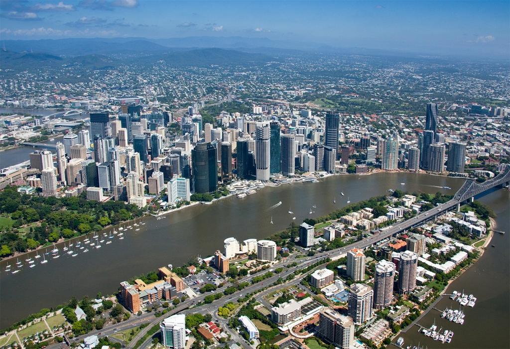 RESEARCH JANUARY 2013 BRISBANE OFFICE Top Sales & Lease Transactions - 2012 HIGHLIGHTS The Brisbane CBD recorded a total of just over $1 billion in sales above $ million,