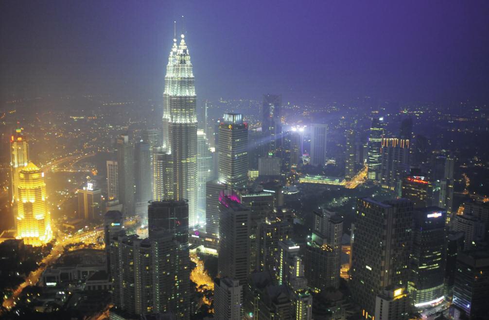 Nigh ime in Kuala Lumpur: The Peronas Towers, once