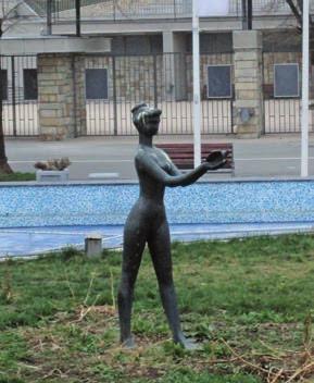 13 Генерал Шарл Де Гол је добио фигуру петла који кукуриче, названу Зора. Гипсана студија ове скулптуре налази се међу поклонима аутора који су стигли у Музеј града Београда.