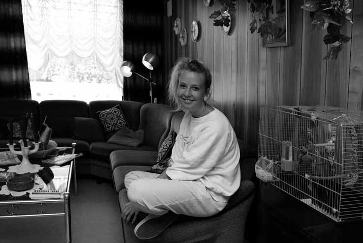 In the house of 1980ties a teenager, Kristine Grændsen, is acting the daily life at that time. У кући из 80-их тинејџерка, Кристине Грендсен, глуми свакодневицу тадашњег времена book.