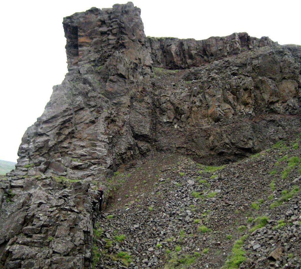 Mynd 9. Þykkur berggangur við jarðhitann hjá Tunguhálsi. Gangurinn er 10 m breiður þar sem mest er. Staflinn í kringum Tinnáreldstöðina er ekki verulega djúpt rofinn.