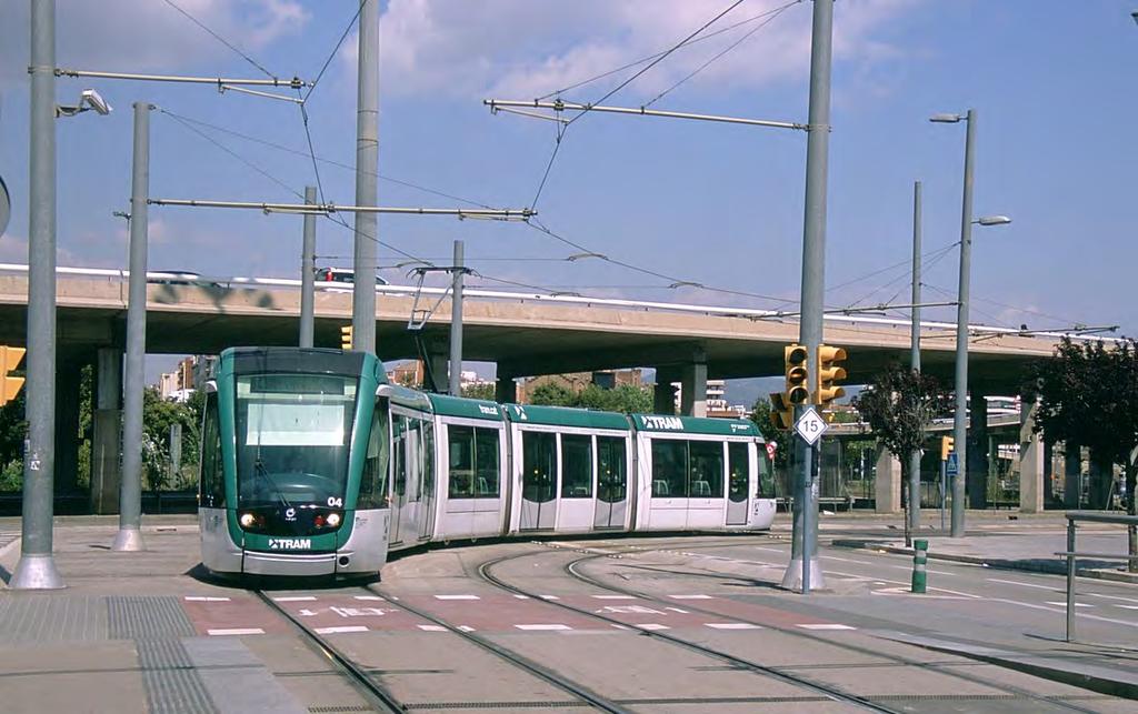 An Alstom Citadis car on the T4 route turns into the Glories tram station.