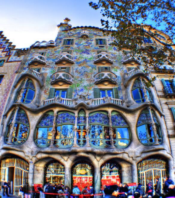 Hidden behind the exceptional modernist facade, which mirrors a calm sea, a whole world of surprises and refined architectural details is waiting inside Casa Batlló.
