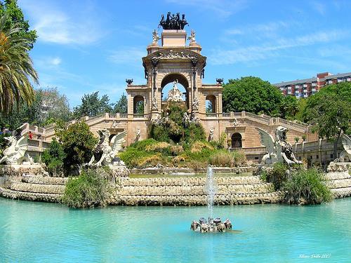 14:00hrs 14:30hrs We will meet at the entrance of the zoo. Everyone will be at the entrance at 14:00hrs sharp. We will walk into the Ciutadella Park for a world classroom photograph.