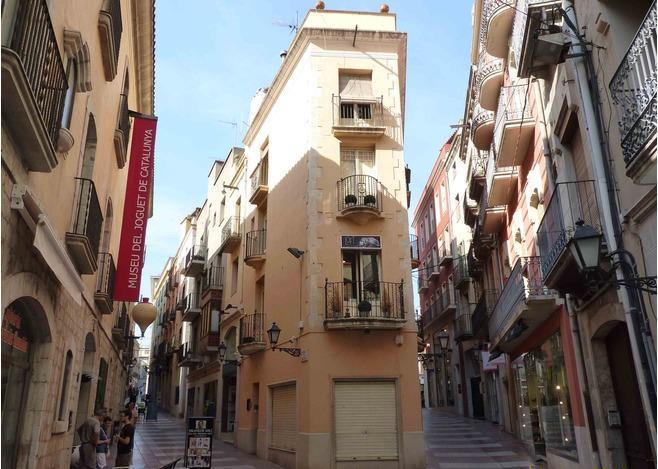 Also geographically the Rambla is truly the middle of the historical city centre of Figueres.