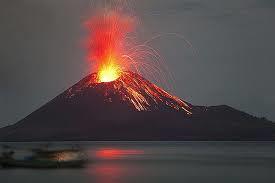 Vulkani Vulkan predstavlja otvor (ili rupturu) u Zemljinoj kori, kroz koji istopljena stenska masa (lava), pepeo i gasovi bivaju istisnuti na površinu, gde se hlade i talože Magma predstavlja