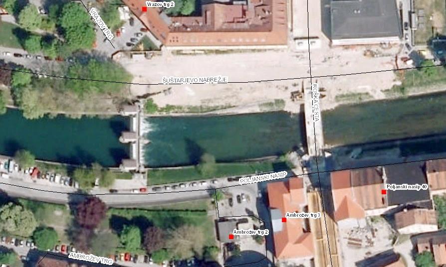 and the sampling location (Atlas okolja, 2015b) (C) pred zapornicami na Ambroževem trgu (Slika 35) kot mesto vzorčenja v mestu Ljubljana; (D) Fabianijev most (Slika 35) za zapornicami na Ambroževem