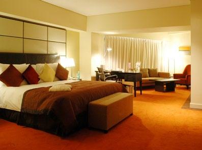 JUNIOR SUITE Escape in luxury Free access to Business Class Lounge Bedroom with spacious work/seating area Approximate
