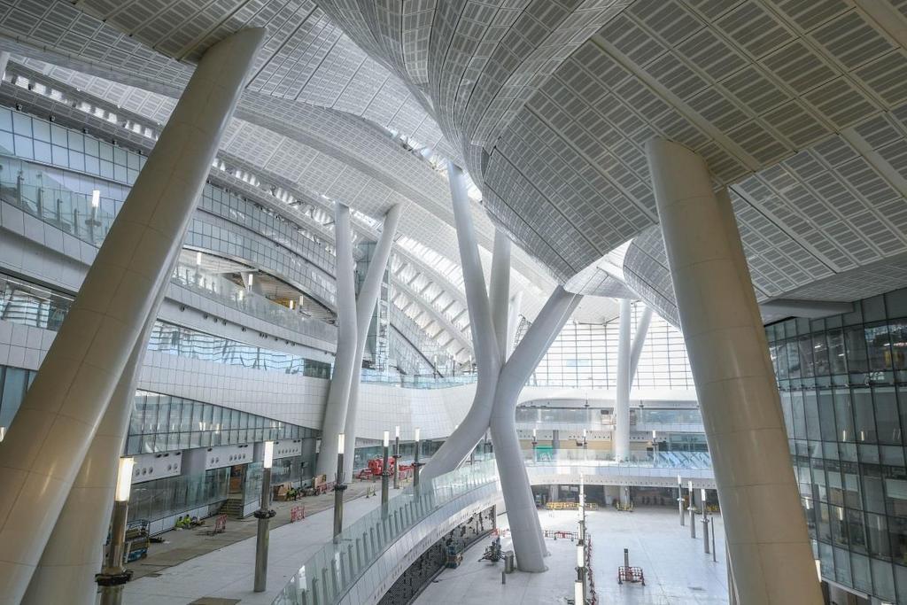 5. The Hong Kong West Kowloon Station is an iconic and modernist structure made of undulating glass