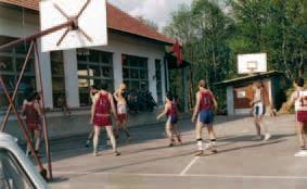 priljubljena. To je zelo popestrilo življenje na vasi in nastala je zelo dobra generacija mladih košarkarjev. Zunanjega igrišča takrat ni bili nikjer blizu.