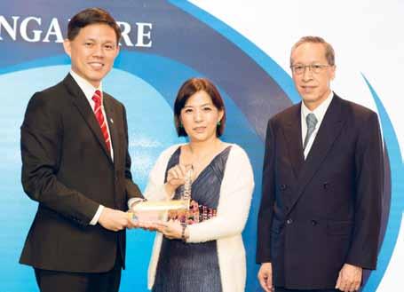 ISSUE 5 2015 In Focus 13 Representing Keppel Land at the Singapore Apex CSR Award was GM of Corporate Services and CSR Ms Serena Toh (centre) who received the award for the Large Organisations