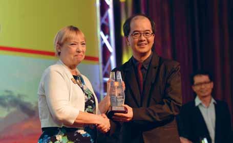 ISSUE 5 2015 In Focus 15 Ocean Financial Centre was named the winner in the Large Green Building category at the ASEAN Energy Awards 2015. Receiving the award from Dr.