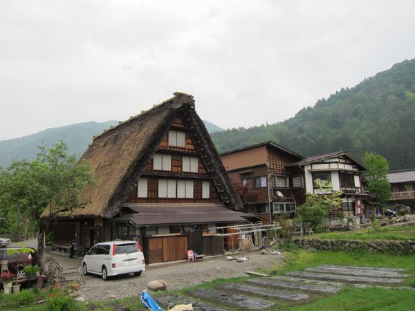 you read about in old Japanese tales! The village is situated at the foot of Mt. Haku-san in the northwestern part of Gifu.