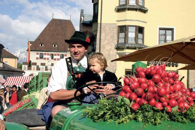 EXPERIENCE TYROL S FOLK CUSTOMS AND FESTIVALS MEMORABLE THREE-DAY JOURNEY EXPERIENCE TYROL S FOLK CUSTOMS AND FESTIVALS MARCH SEPTEMBER 2017/2018 Whether you prefer to enjoy a memorable medieval