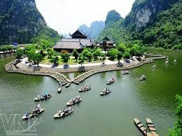 I.4. Excursion to Trang An and Hoa Lu (Full day) Tour code GEF- HAN04 07h30-08h00: Leaving Hanoi to Trang An Grottoes, southwest of the ancient capital Hoa Lu inside Trang An Eco Tourism Complex.