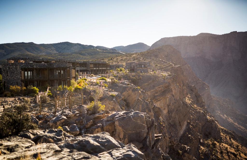 ACCOMMODATION JABEL AKHDAR ALILA JABAL AKHDAR Perched on a cliff 2,000 metres above sea level, Alila Jabal Akhdar overlooks a dramatic gorge, surrounded by magnificent views of the Al Hajar Mountains.